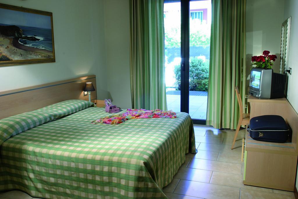 Residence Spiaggia D'Oro Desenzano del Garda Exterior foto