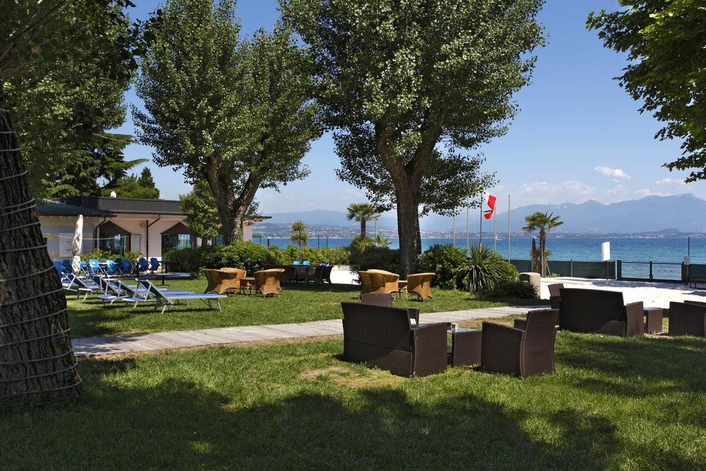 Residence Spiaggia D'Oro Desenzano del Garda Exterior foto